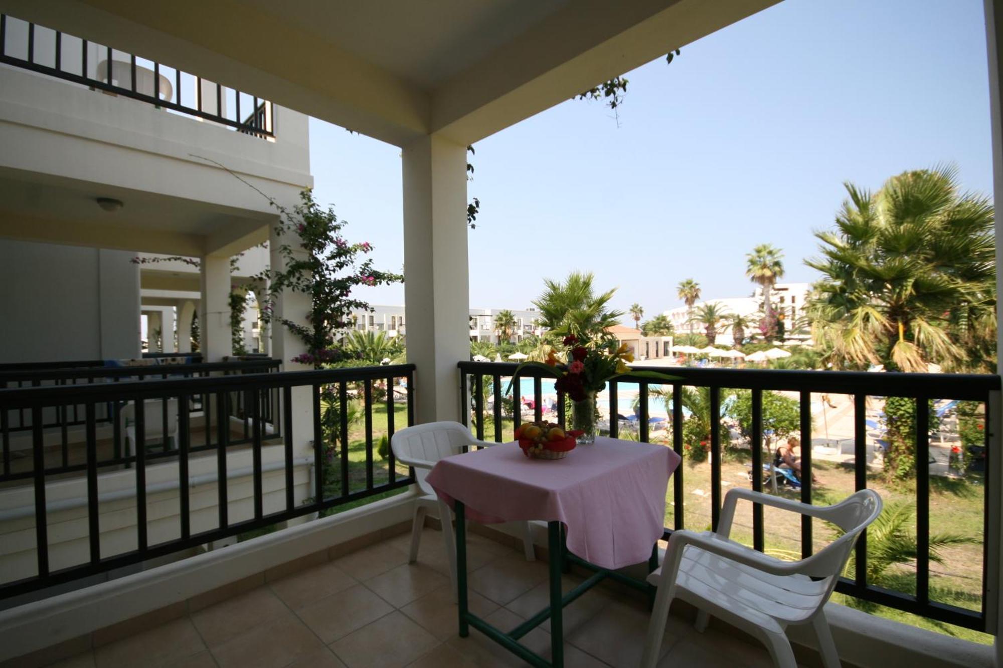 Tigaki Beach Hotel Exterior photo