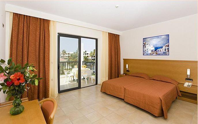 Tigaki Beach Hotel Exterior photo